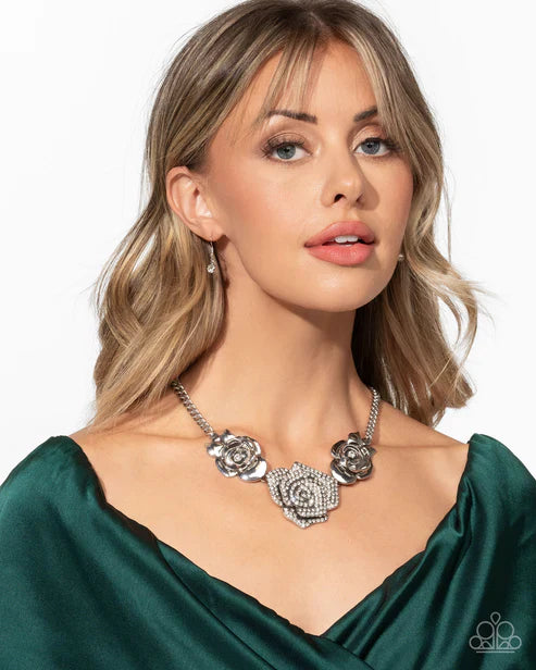 Bouquet Beacon - White Flower Necklace