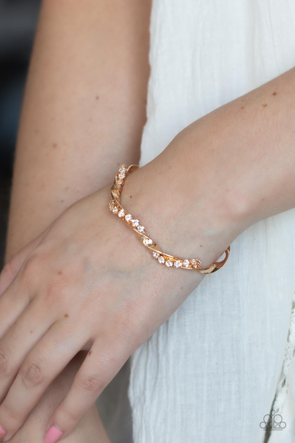 Paparazzi Twisted Twinkle - Gold Bracelet