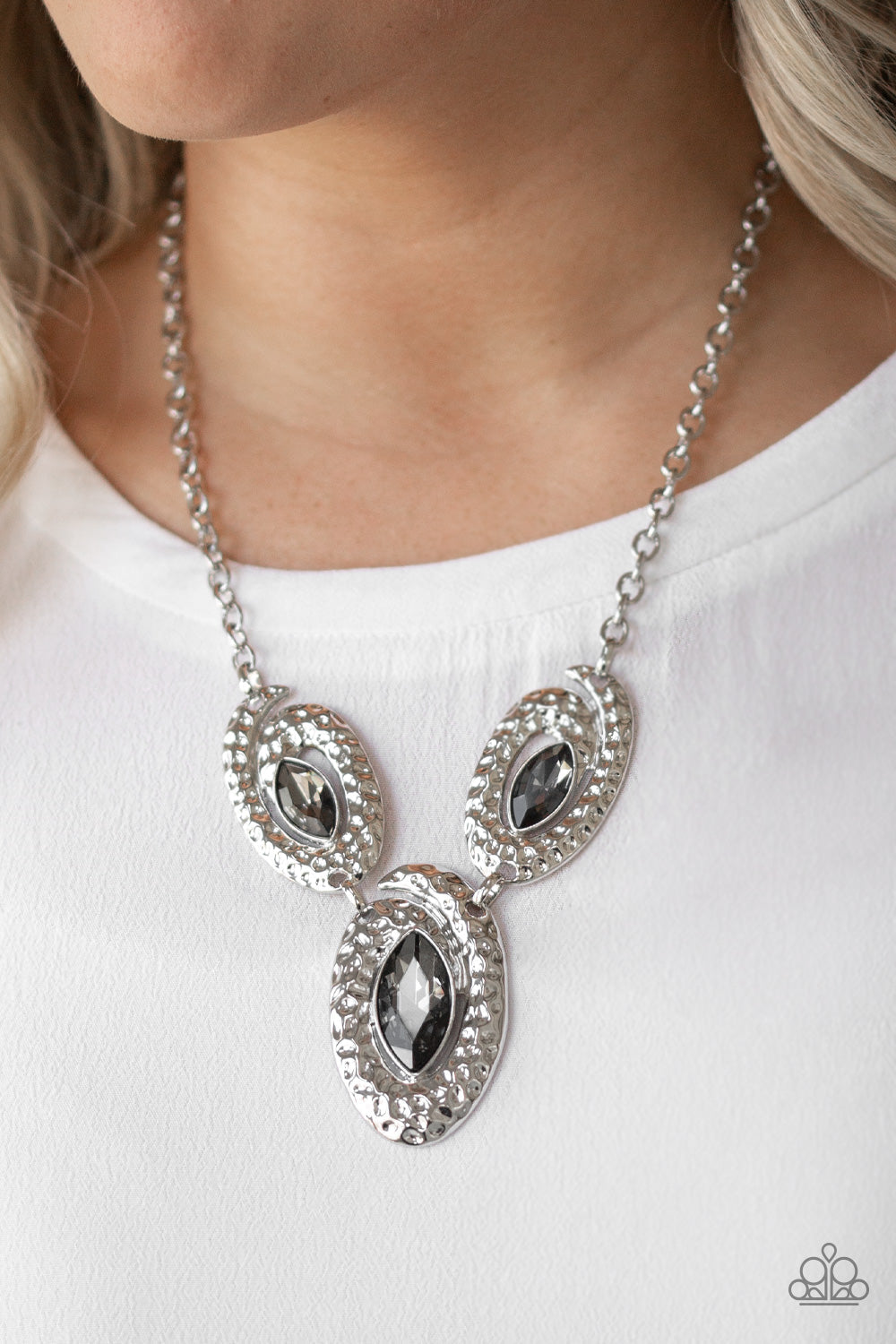 Paparazzi Metro Mystique - Silver - Pusher P