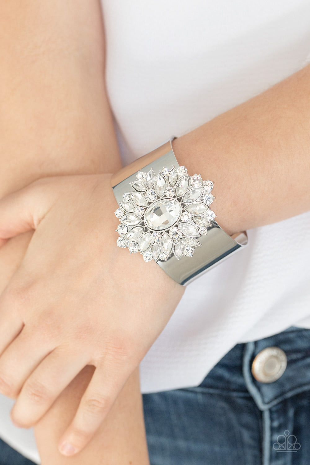 Paparazzi The Fashionmonger White Bracelet July 2020 Life of The Party - Pusher P