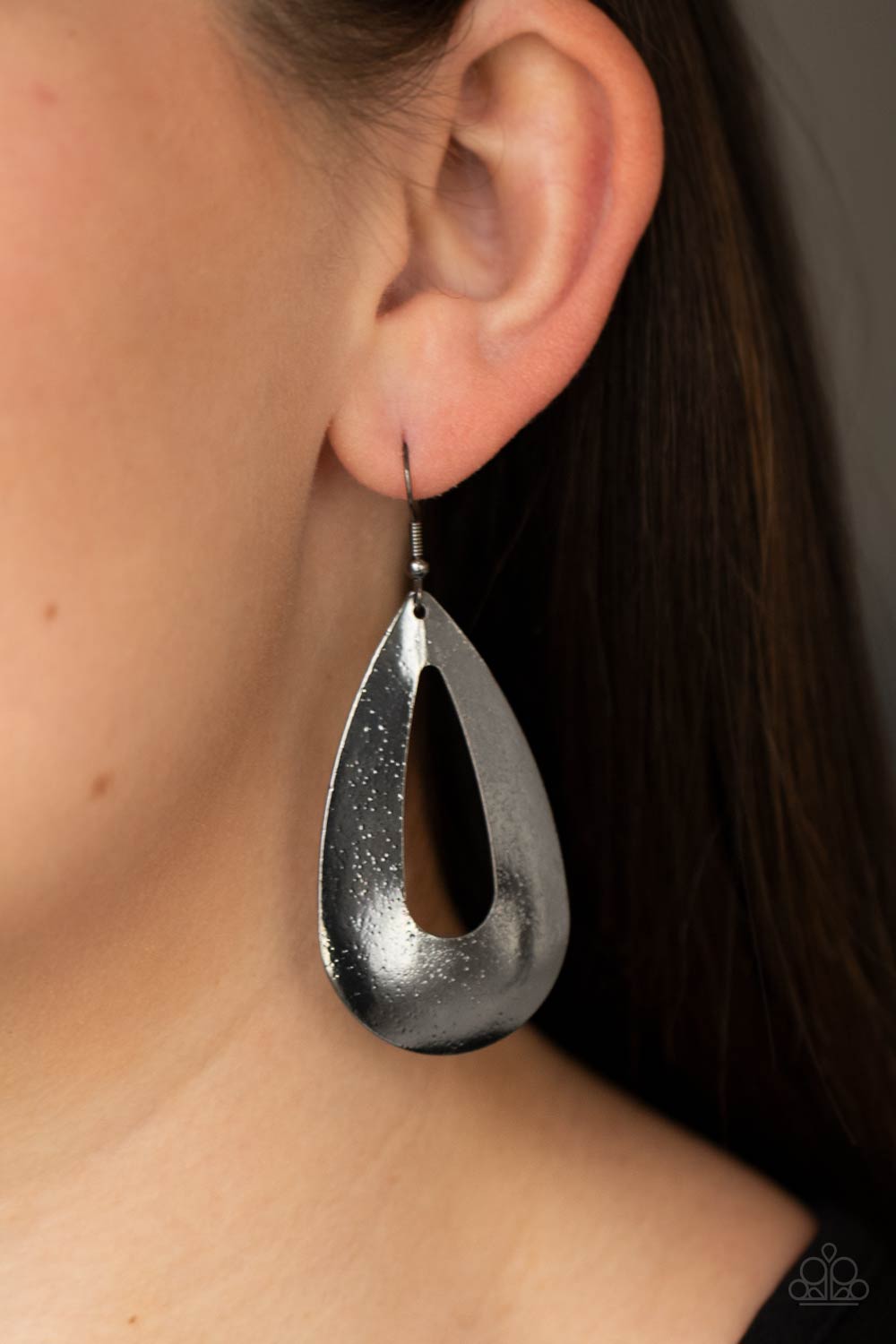 Paparazzi Hand It OVAL! - Black Earrings - Pusher P