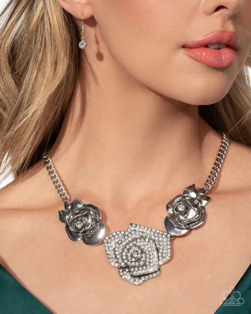 Bouquet Beacon - White Flower Necklace