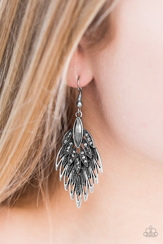 PAPARAZZI WING IT -SILVER EARRINGS
