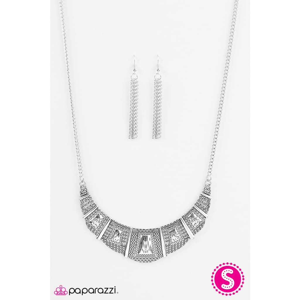 Paparazzi Adventure Queen - Silver