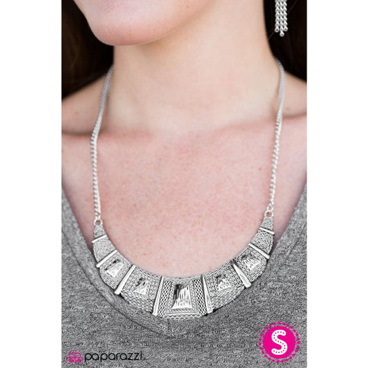 Paparazzi Adventure Queen - Silver