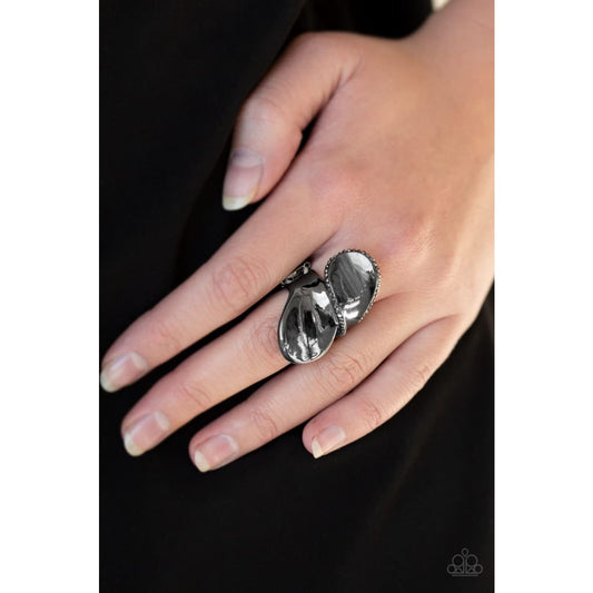 Paparazzi Fabulously Folded - Black