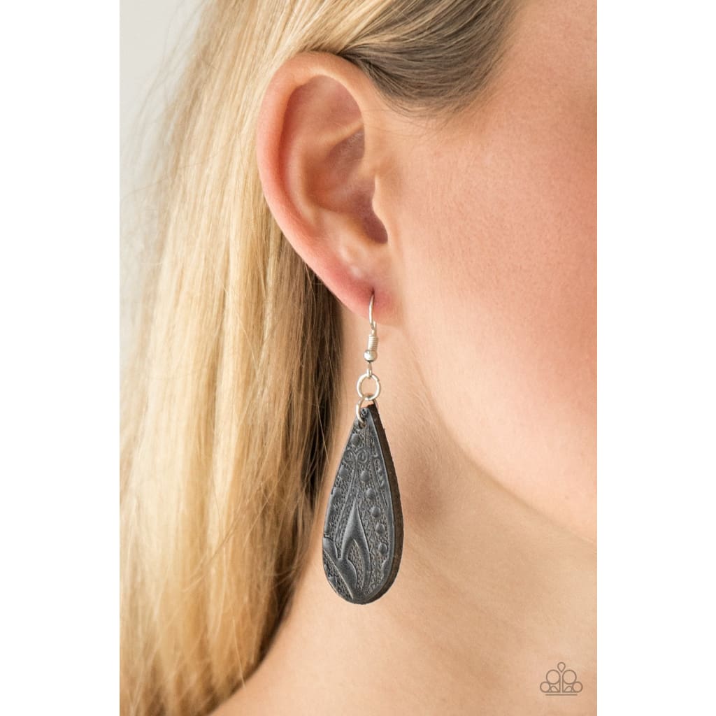 Paparazzi Get In The Groove - Black Earring