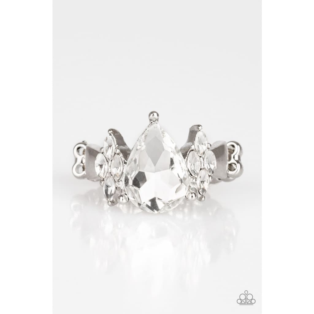 Paparazzi Yas Queen - White Ring